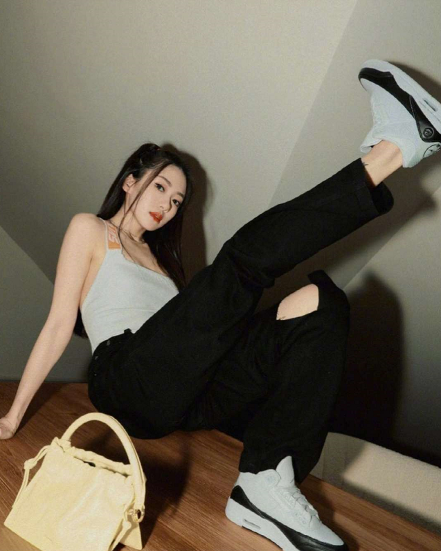 程晓玥|郑恺前女友程晓玥自家豪宅拍大片，扎双马尾穿小背心，身材傲人