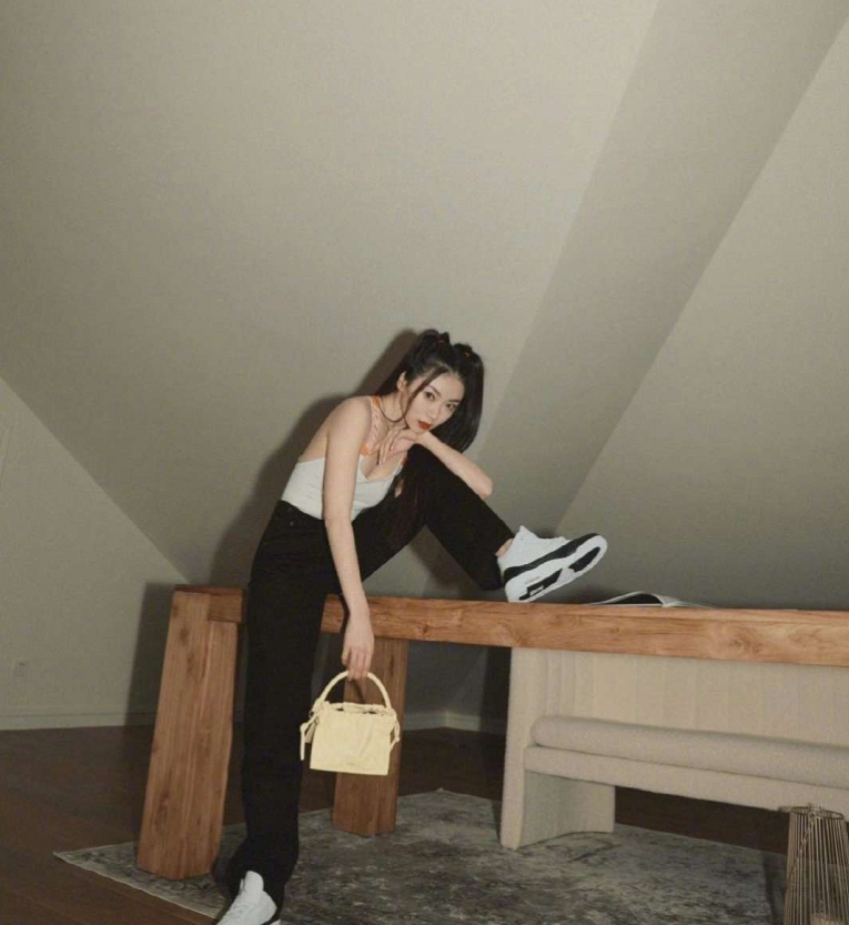 程晓玥|郑恺前女友程晓玥自家豪宅拍大片，扎双马尾穿小背心，身材傲人