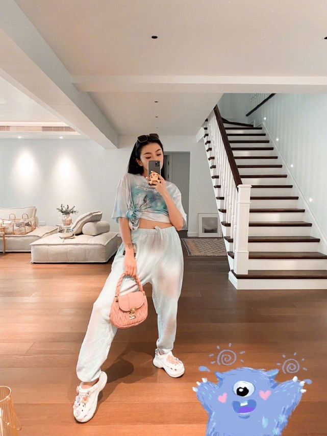 郑恺前女友程晓玥自家豪宅拍大片,扎双马尾穿小背心,身材傲人