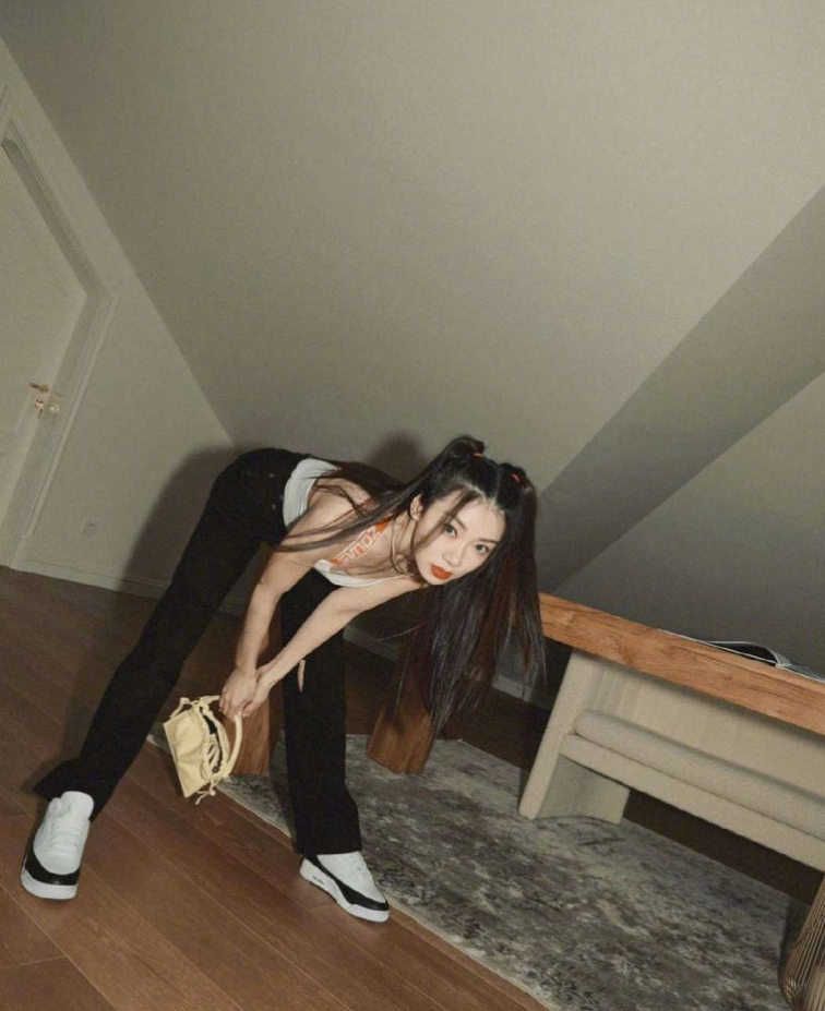 程晓玥|郑恺前女友程晓玥自家豪宅拍大片，扎双马尾穿小背心，身材傲人