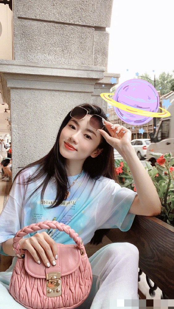 程晓玥|郑恺前女友程晓玥自家豪宅拍大片，扎双马尾穿小背心，身材傲人