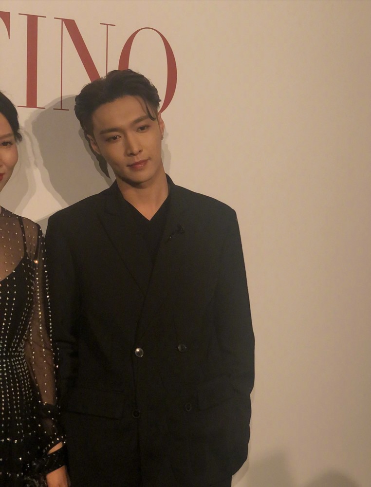 唐嫣携众星亮相时装秀,张艺兴生图有点酷,2小花同框互动太闹腾_腾讯