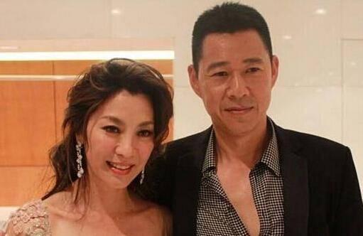 张丰毅|排场超大！64岁张丰毅开敞篷豪车带娇妻出行，身后2只巨贵犬超拉风