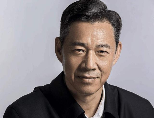 张丰毅|排场超大！64岁张丰毅开敞篷豪车带娇妻出行，身后2只巨贵犬超拉风