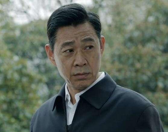 张丰毅|排场超大！64岁张丰毅开敞篷豪车带娇妻出行，身后2只巨贵犬超拉风