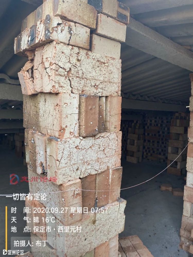定州村民盖房买到豆腐砖徒手可断裂