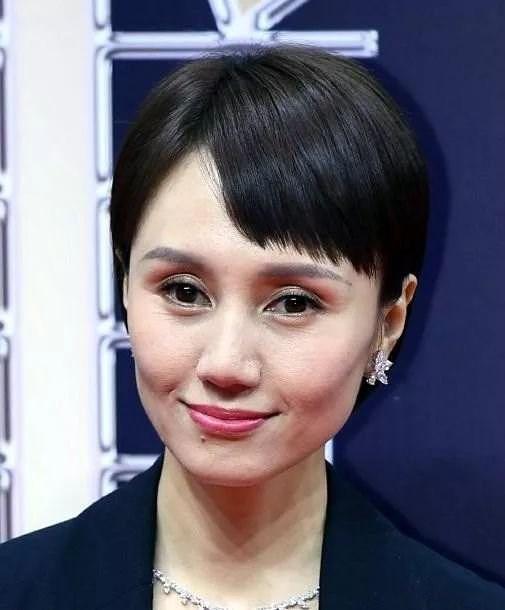 袁泉|夺奖秀恩爱两不误，四十三岁的袁泉，凭什么能让影帝死心塌地？