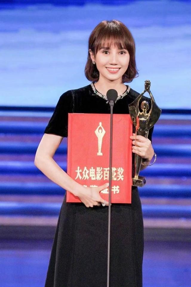 袁泉|夺奖秀恩爱两不误，四十三岁的袁泉，凭什么能让影帝死心塌地？