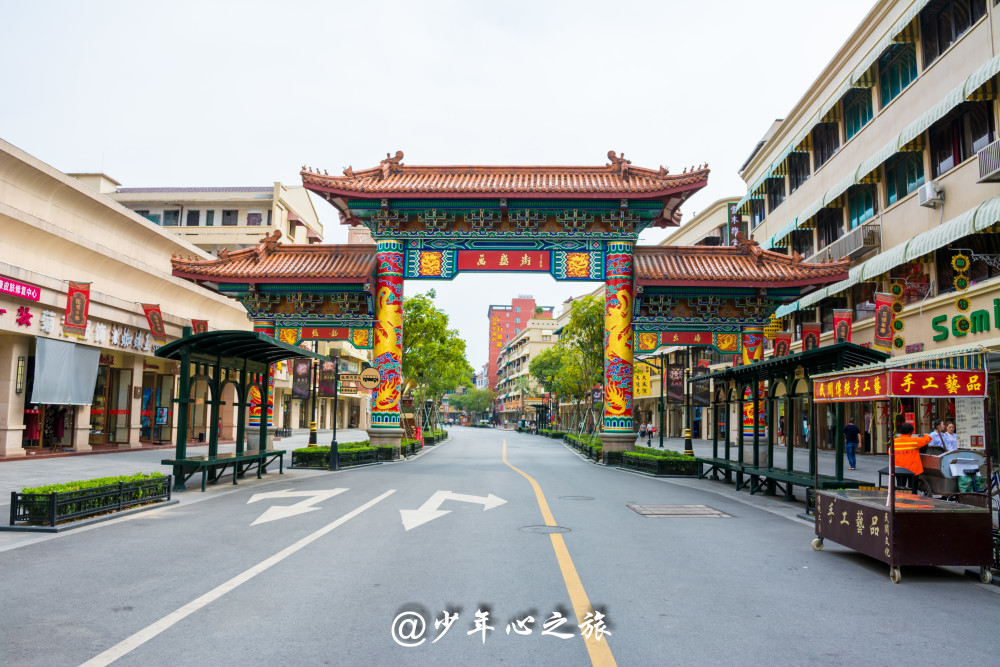 横店最出名的街,每隔几米就有人在表演,大街跳舞也完全不尬