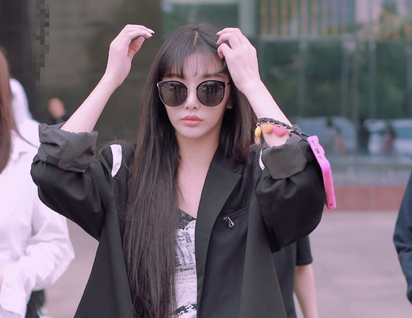 颜值|孔雪儿拍MV被偶遇，路人怼脸拍大头照，这颜值是真实存在的？