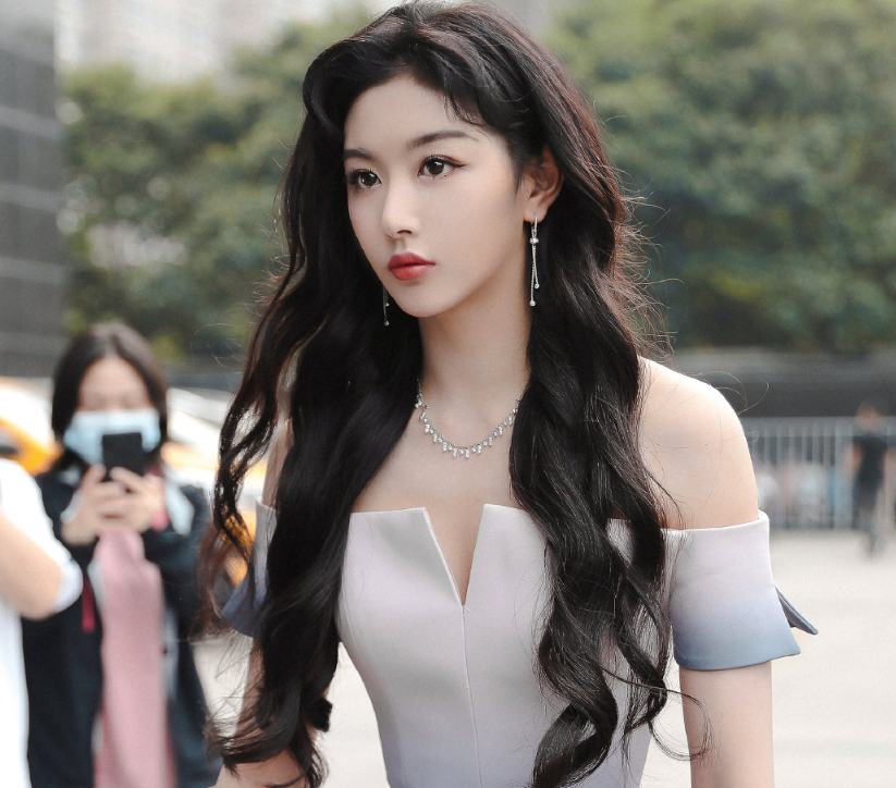 颜值|孔雪儿拍MV被偶遇，路人怼脸拍大头照，这颜值是真实存在的？