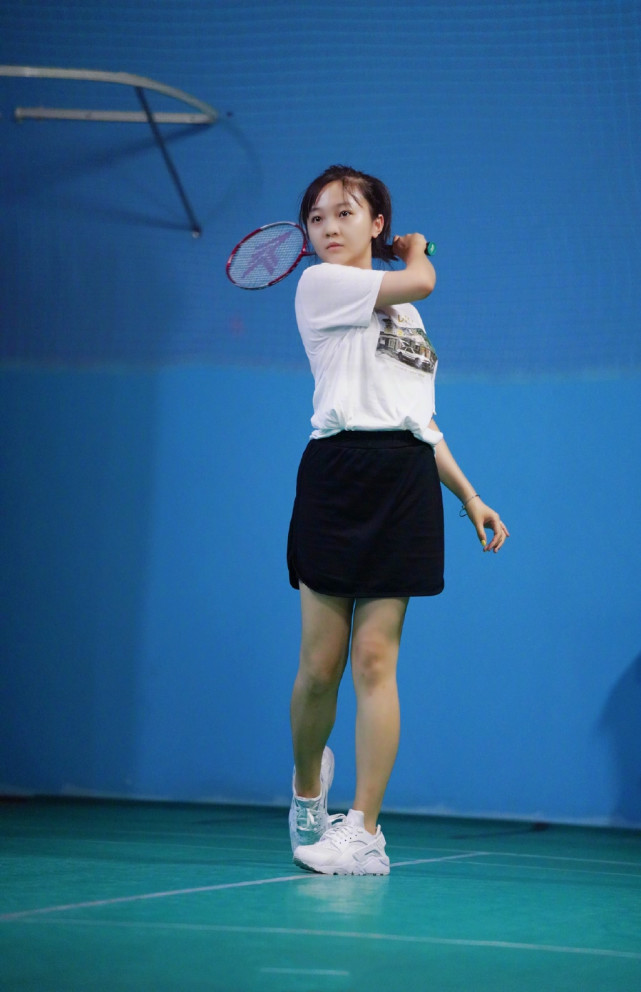 21岁林妙可婴儿肥依旧,与人合影腰间"游泳圈"全程抢镜