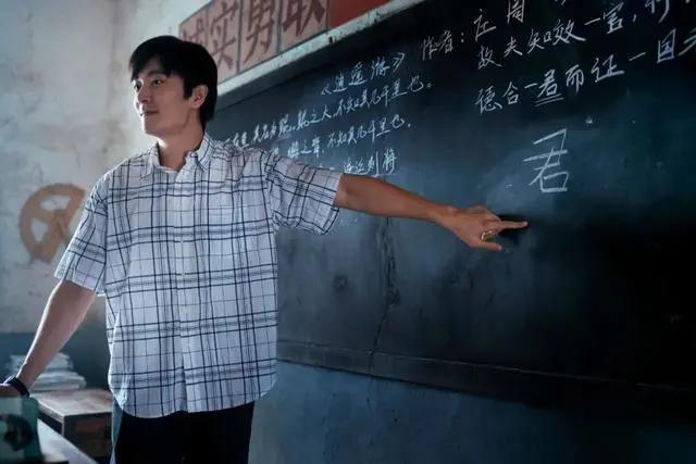 郑爽|郑爽初恋多年未火，凭《沉默的真相》受关注，杨幂为他打call