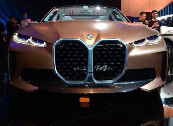 宝马首款纯电轿跑车型bmw i4概念车正式亮相