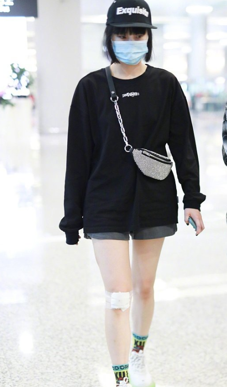 黄龄|黄龄发文回应舞台事故，调侃自己有九条命，摔得肉疼但却心里暖暖