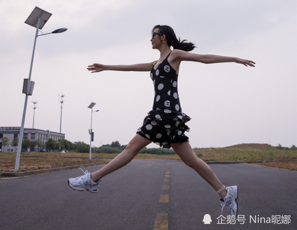 王鸥停车场拍大片放飞自我穿吊带裙秀空中劈叉嘴咬手指太撩人