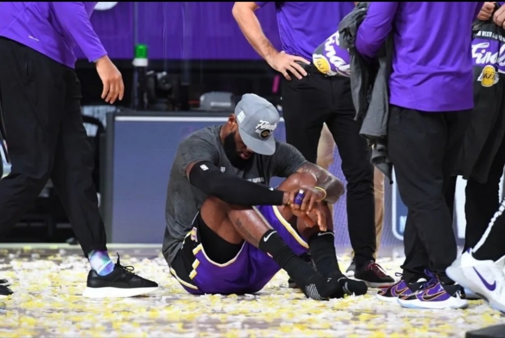 南麦开始迷恋nba,然而无论球技还是观赏度那时詹姆斯都与美感格格不入