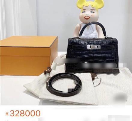 李湘|李湘努力证明自己很幸福，居家穿西装戴钻戒，细节证明夫妻疑分居