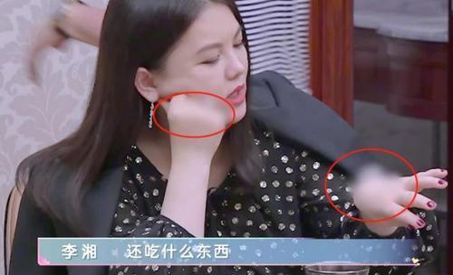 李湘|李湘努力证明自己很幸福，居家穿西装戴钻戒，细节证明夫妻疑分居