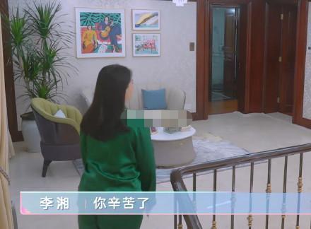 李湘|李湘努力证明自己很幸福，居家穿西装戴钻戒，细节证明夫妻疑分居