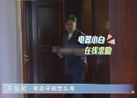 李湘|李湘努力证明自己很幸福，居家穿西装戴钻戒，细节证明夫妻疑分居