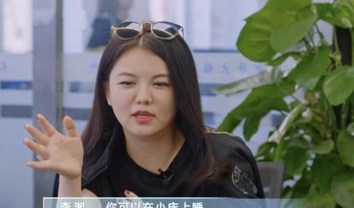 李湘|李湘努力证明自己很幸福，居家穿西装戴钻戒，细节证明夫妻疑分居