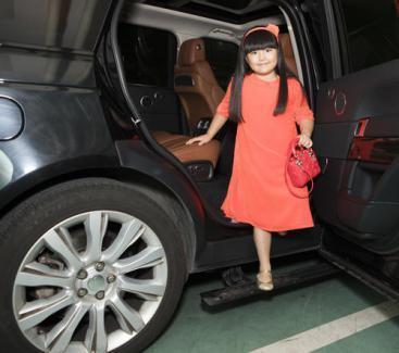 李湘|李湘努力证明自己很幸福，居家穿西装戴钻戒，细节证明夫妻疑分居