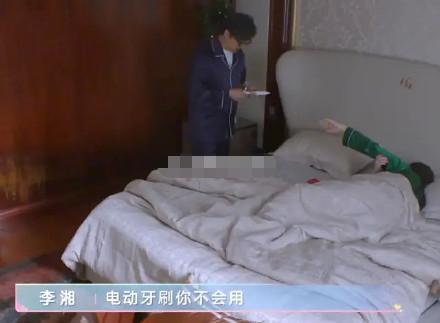 李湘|李湘努力证明自己很幸福，居家穿西装戴钻戒，细节证明夫妻疑分居