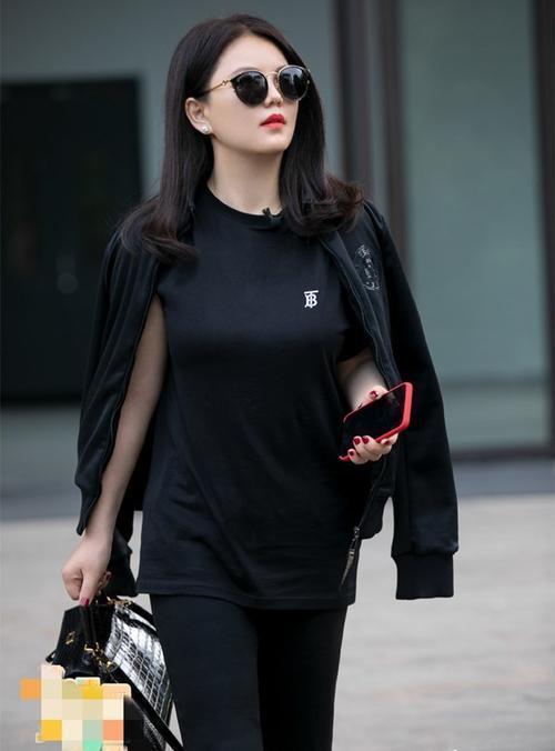 李湘|李湘努力证明自己很幸福，居家穿西装戴钻戒，细节证明夫妻疑分居