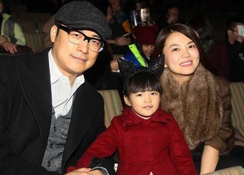 李湘|李湘努力证明自己很幸福，居家穿西装戴钻戒，细节证明夫妻疑分居