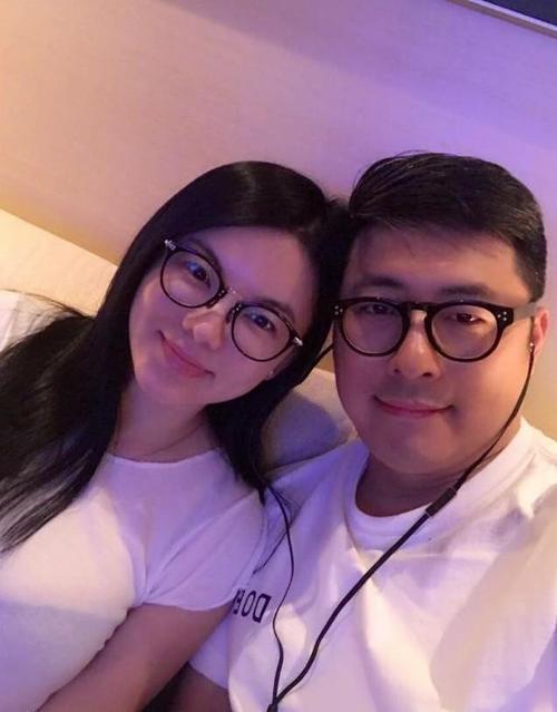 李湘|李湘努力证明自己很幸福，居家穿西装戴钻戒，细节证明夫妻疑分居