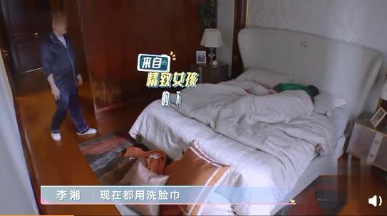 李湘|李湘努力证明自己很幸福，居家穿西装戴钻戒，细节证明夫妻疑分居