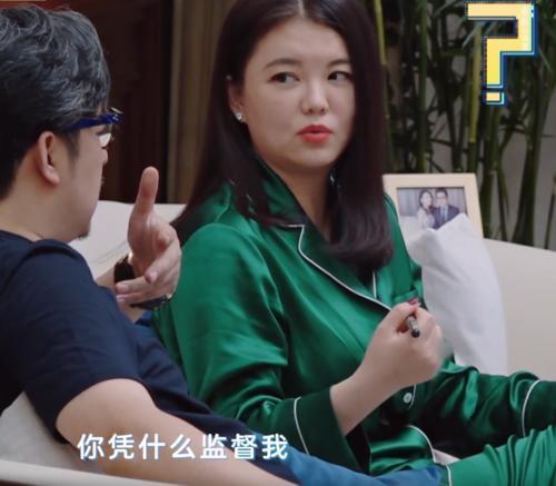 李湘|李湘努力证明自己很幸福，居家穿西装戴钻戒，细节证明夫妻疑分居