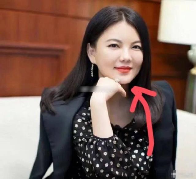 李湘|李湘努力证明自己很幸福，居家穿西装戴钻戒，细节证明夫妻疑分居