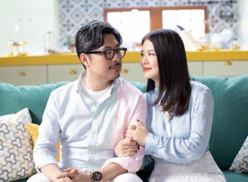 李湘|李湘努力证明自己很幸福，居家穿西装戴钻戒，细节证明夫妻疑分居