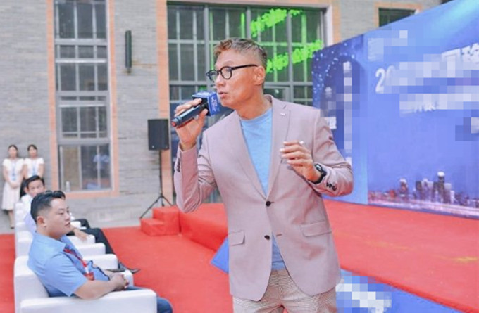 林俊贤|59岁林俊贤跑商演身材消瘦，为复出染黑发，曾自曝患病不能染发