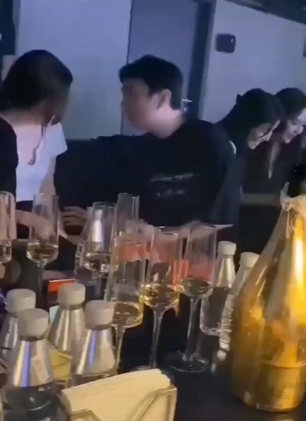 王思聪|王思聪又交了新女友？酒吧与长发女贴耳亲密交流，宋美娜已成前任