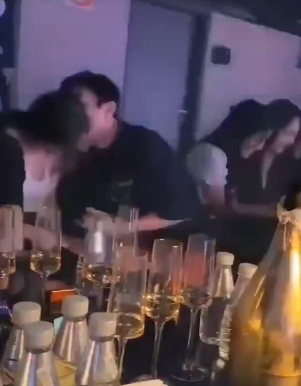 王思聪|王思聪又交了新女友？酒吧与长发女贴耳亲密交流，宋美娜已成前任