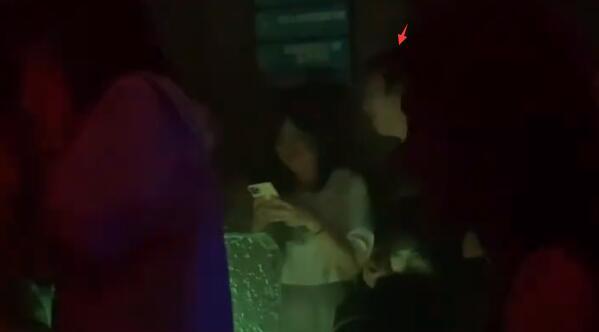 王思聪|王思聪又交了新女友？酒吧与长发女贴耳亲密交流，宋美娜已成前任