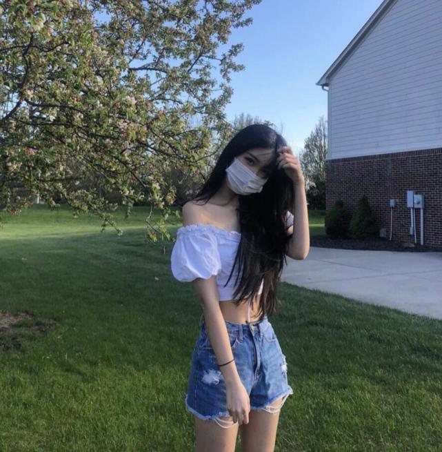 王思聪|王思聪又交了新女友？酒吧与长发女贴耳亲密交流，宋美娜已成前任