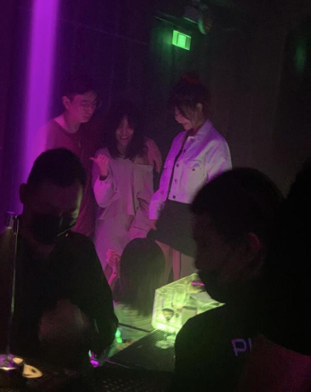 王思聪|王思聪又交了新女友？酒吧与长发女贴耳亲密交流，宋美娜已成前任