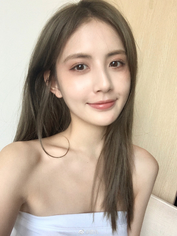 王思聪|王思聪又交了新女友？酒吧与长发女贴耳亲密交流，宋美娜已成前任
