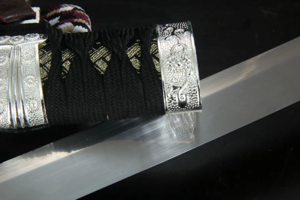 冷兵器|一寸长一寸强！堪称完美的骑兵破甲冷兵器——镀银太刀