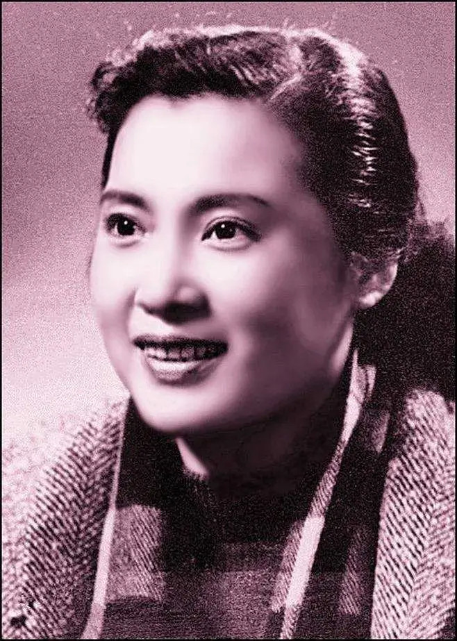 在事业上,秦怡有过多部代表作品,《女篮5号》里的林洁,《铁道游击队》