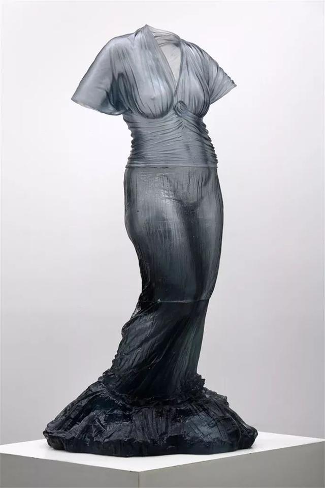 凯伦·拉蒙特|他用500斤玻璃做出高定婚纱，惊艳时装秀，网友：透明的怎么穿