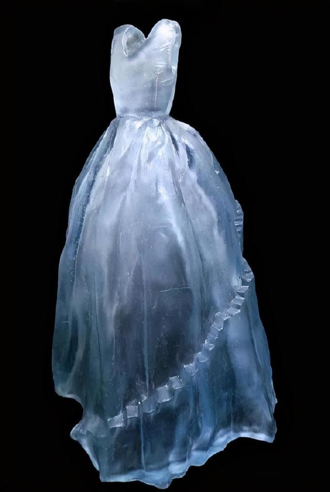 凯伦·拉蒙特|他用500斤玻璃做出高定婚纱，惊艳时装秀，网友：透明的怎么穿