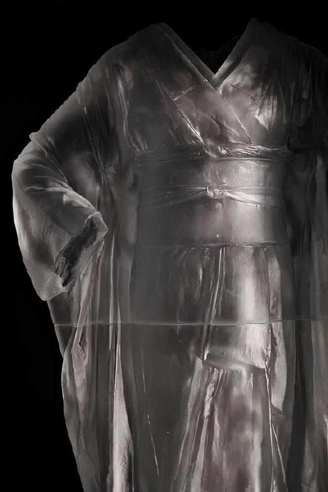 凯伦·拉蒙特|他用500斤玻璃做出高定婚纱，惊艳时装秀，网友：透明的怎么穿