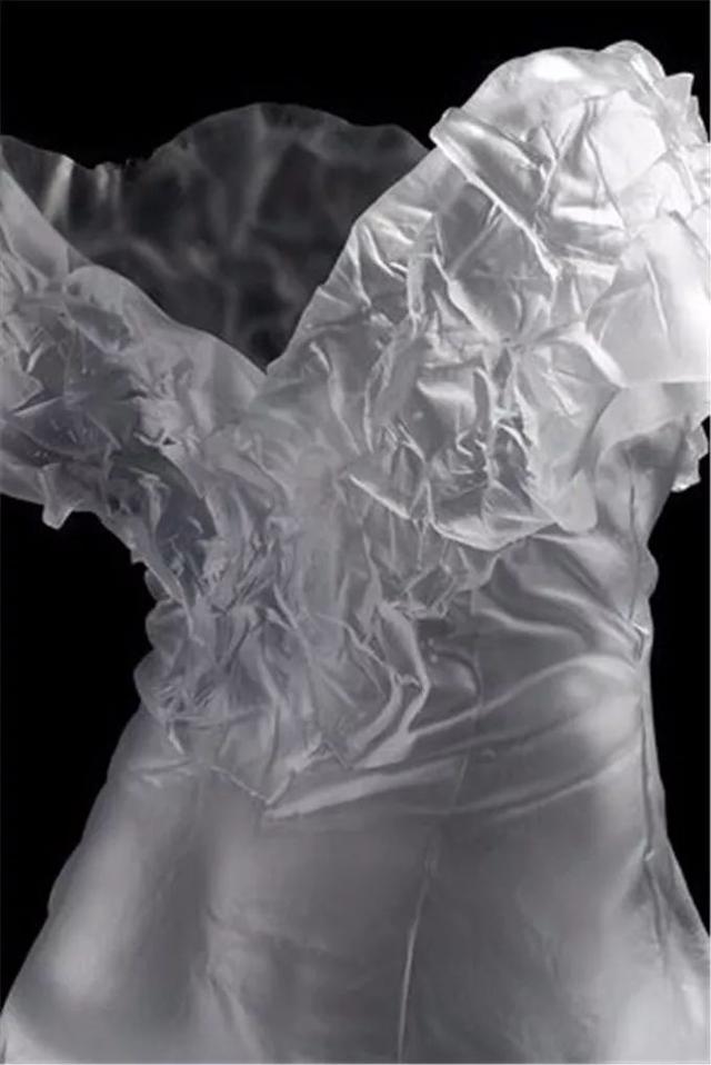 凯伦·拉蒙特|他用500斤玻璃做出高定婚纱，惊艳时装秀，网友：透明的怎么穿