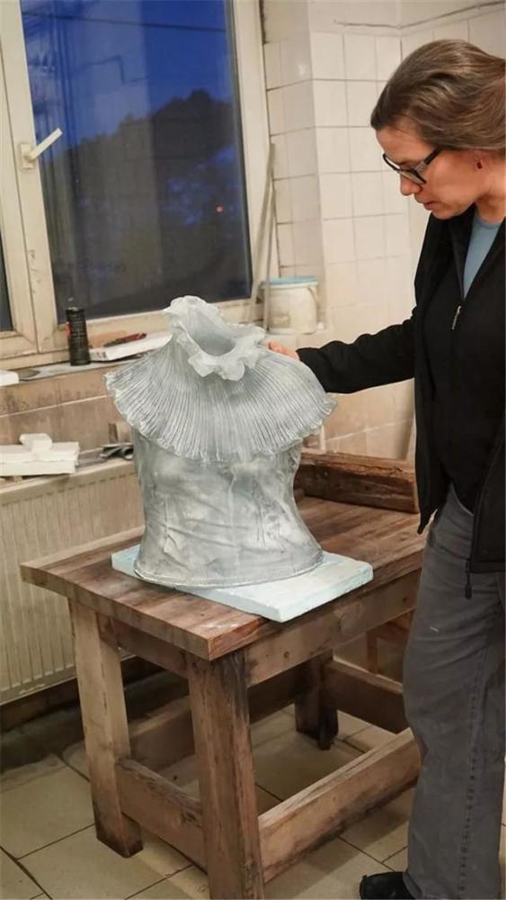 凯伦·拉蒙特|他用500斤玻璃做出高定婚纱，惊艳时装秀，网友：透明的怎么穿