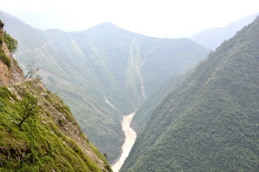 河流不断下切侵蚀形成v形峡谷,最终它能把地壳冲掉吗?_腾讯新闻